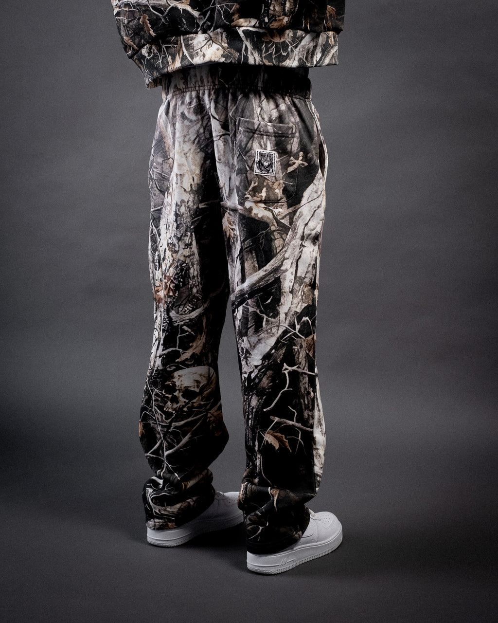 [PRE-ORDER] FEARTREE CAMO SWEATPANTS